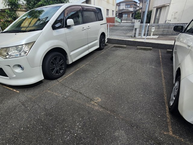 ツインズコートの駐車場
