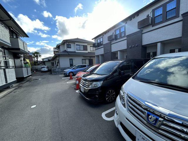 パークイーストの駐車場