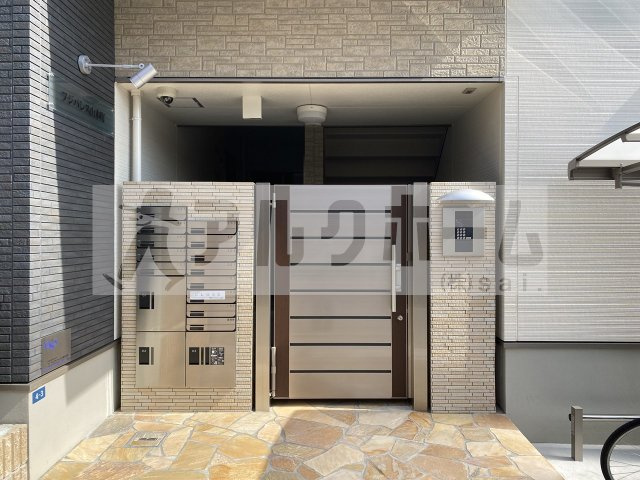 フジパレス山本町のエントランス