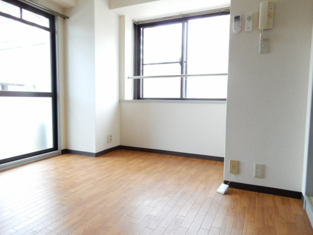 ヴェルビュ桜町の居間・リビング