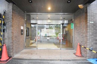 【エントランス】 | 大規模修繕工事中　マンションの正面エントランス。出入りする人間を癒してくれるマンション入り口であり、その建物の「顔」でもあります。～即日のご見学可能～　お問合せはお気軽にどうぞ。