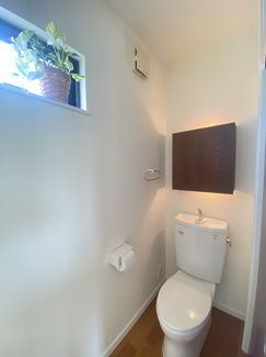 【トイレ】 | 敷島町　中古戸建 | 高い位置に窓があり明るいトイレです！
間接照明がおしゃれな空間を演出してます！