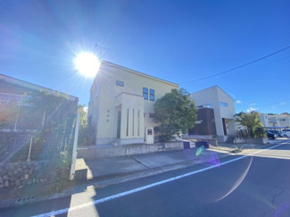 【前面道路含む現地写真】 | 敷島町　中古戸建 | 公園が多く緑豊かです。子育てにおすすめな住環境！
前面道路も広く開放感があります！