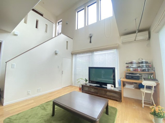 【居間・リビング】 | 敷島町　中古戸建 | 吹き抜けがあり、昼間は電気が必要ないくらい明るいリビングです！