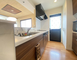 【キッチン】 | 敷島町　中古戸建 | 収納の多いキッチンです！
大きいキッチンで使いやすいです！