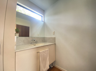 【洗面所】 | 敷島町　中古戸建 | 大理石の洗面は高級感があります！
お出かけの準備もはかどりそうですね♪