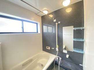 【浴室】 | 敷島町　中古戸建 | 広いお風呂で1日の疲れを癒せます！
エコベンチ付きです！