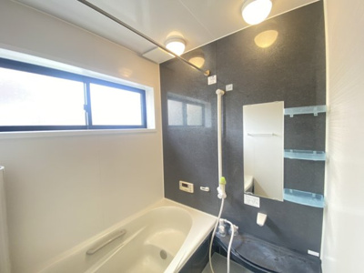 【浴室】 | 敷島町　中古戸建 | 広いお風呂で1日の疲れを癒せます！
エコベンチ付きです！
