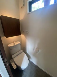 【トイレ】 | 敷島町　中古戸建 | 間接照明がおしゃれな1階トイレです！
日が入る窓があるので明るいトイレです！