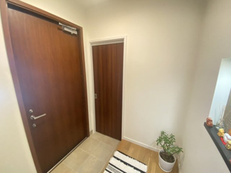 【玄関】 | 敷島町　中古戸建 | 玄関の横にウォークインシューズクローゼットがあり、たくさんの靴を収納できます！
お子様のベビーカーなどの収納にも便利です！