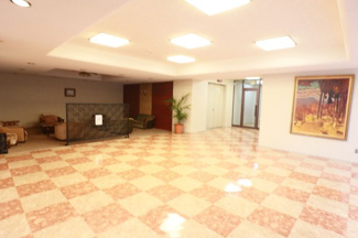 【エントランス】 | 優美な雰囲気を醸し出し、お住まいの方を心地よくお迎えます♪
宅配ボックスがあるので荷物の受け取りも楽々です