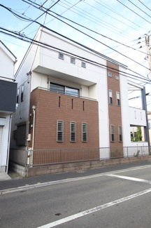 ブラウン×ホワイトのバイカラーの外観です♪