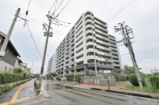 【外観】 | 長者原駅まで徒歩6分で、各方面への移動に便利です。ペット飼育相談OKなので、大切な家族も一緒に新しい生活を始められます