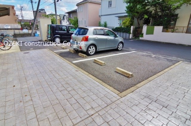 レセンテ南越谷の駐車場