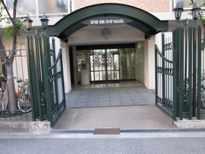 【エントランス】 | リバーサイドコープ長柄 | エントランスは安心のオートロック付