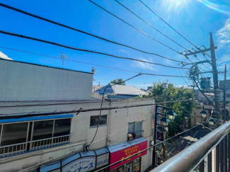 【展望】 | 見上げれば広い空、下には弁天通り商店街が続いています