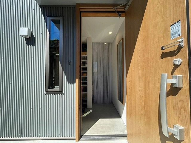 高知市春野町西分　中古戸建ての玄関