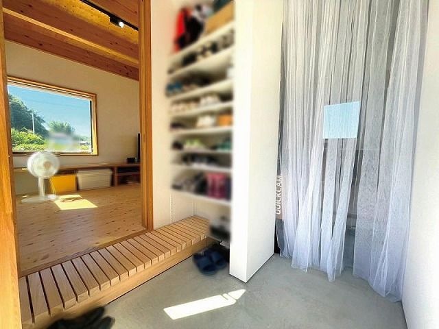 高知市春野町西分　中古戸建ての玄関