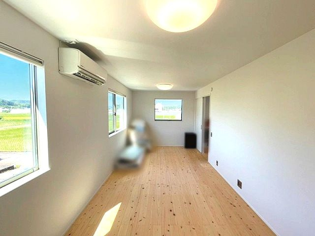 高知市春野町西分　中古戸建ての洋室