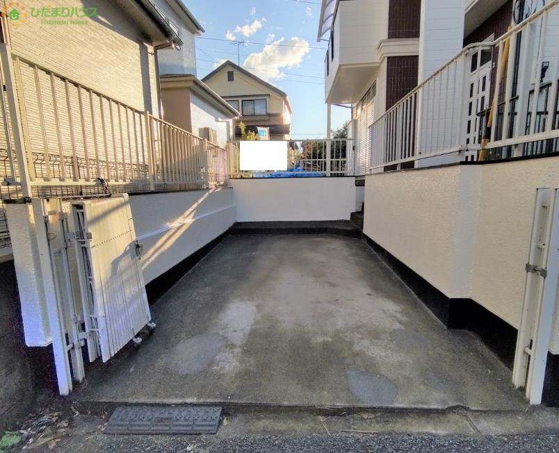 上尾市原市　中古一戸建ての駐車場|10/15撮影【リフォーム中】駐車場です。普通車1台が駐車可能です。