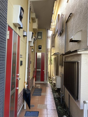 【その他共用部分】 | ユナイトMocaRooms | 共用廊下です♪雨に濡れずにお部屋に入ることができ、荷物が多い日も便利ですね☆