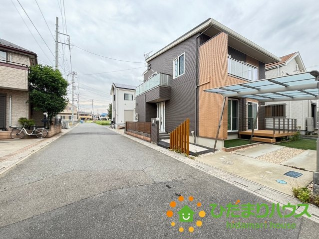 上尾市小泉7丁目　中古一戸建ての前面道路含む現地写真