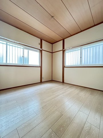 松岡ハイツの洋室