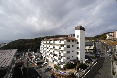 【展望】 |  【上質リフォーム】パークホームズ牛田エアリーコート | 【四季を感じる】
四季の移ろい・爽やかな青空や風を感じられ
自然を愉しめるパノラマビュー。
毎日の暮らしに余裕を感じさせてくれる、
遮る物の無い開放的な眺望を是非、ご堪能ください。