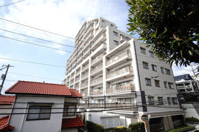 【外観】 |  【上質リフォーム】パークホームズ牛田エアリーコート | 【耐震性】
耐震性の高さを判断するポイントは、
建築確認申請日が1981年6月1日以降の
新耐震基準に適合しているかどうか。
震度６程度の大地震でも
建物が崩壊しないレベルが基準になりました。