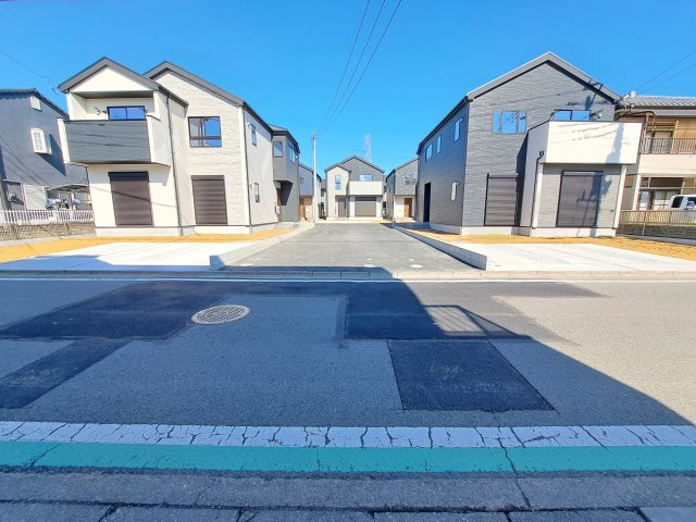 新築　高崎市新町42期　3号棟の前面道路含む現地写真|現地写真　南西側接道幅員約5.6ｍ　
