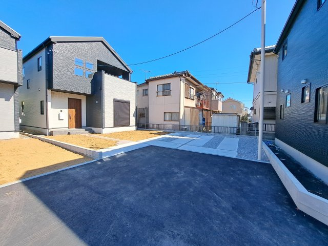 新築　高崎市新町42期　3号棟の駐車場|現地写真　駐車スペースは並列2台分可能です！
