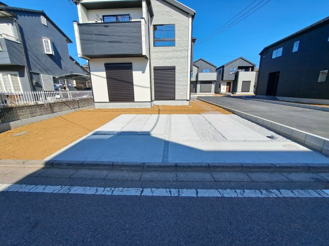 新築　高崎市新町42期　4号棟の駐車場|現地写真　駐車スペースは並列2台分可能です！

