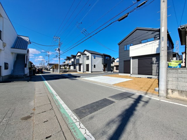 新築　高崎市新町42期　5号棟の前面道路含む現地写真|南西側接道幅員約5.6ｍ　
