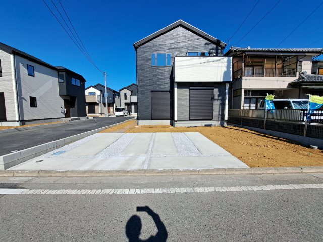 新築　高崎市新町42期　5号棟の駐車場|現地写真　駐車スペースは並列2台分可能です！
