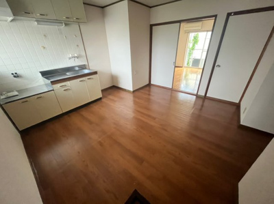 【居間・リビング】 | クラウンハイツ彦根2 | こちらの居間で趣味の時間をお楽しみください