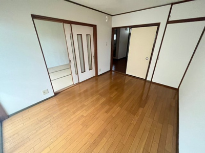 【洋室】 | クラウンハイツ彦根2 | 広々とした洋室です