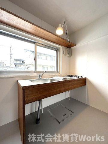 ハコニスアパートメントAのキッチン|コンパクトなキッチンで掃除もラクラク