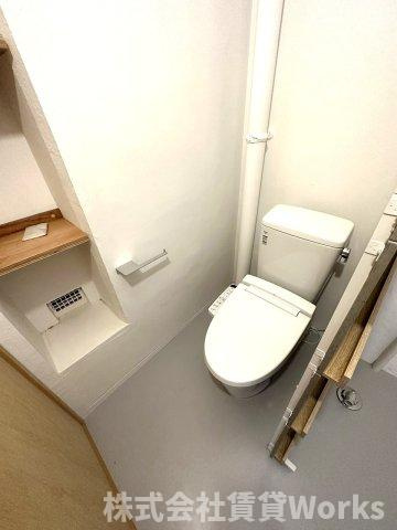 ハコニスアパートメントAのトイレ|落ち着いた色調のトイレです
