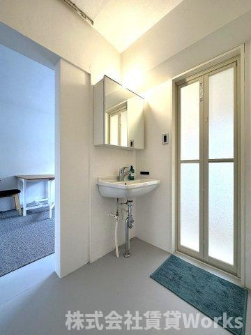 ハコニスアパートメントAの洗面所|ゆったりとスペースのある洗面所