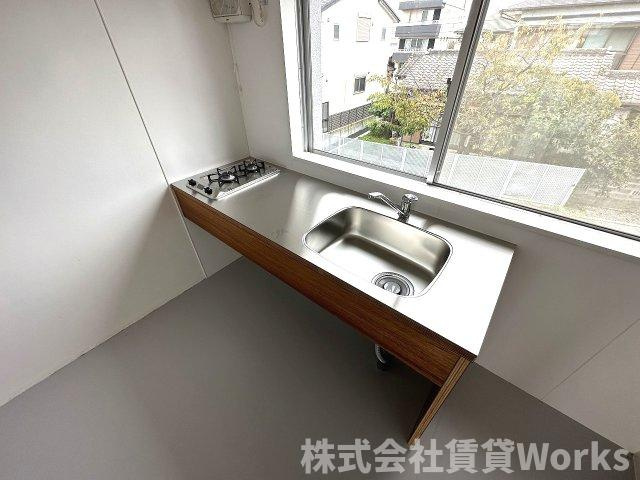ハコニスアパートメントAのキッチン|コンパクトなキッチンで掃除もラクラク