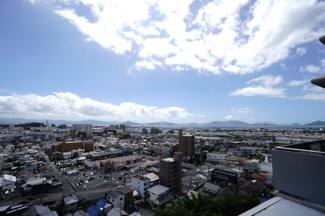 【展望】 | 【パノラマビュー】
瀬戸の島々まで見通せる270°パノラマビューは、
「圧巻」この一言につきます。
色々な花火大会も見れたと思うのですが、
残念なのは、宮島の花火大会が終了してしまったことです。