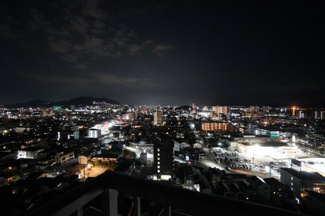 【展望】 | 【Night View】
物件からの夜の景色は、隠れ夜景スポットのよう。
お仕事から疲れて帰ってきて、この夜景を楽しめるのも
この立地ならでは。
もう少し早い時間のサンセット夜景もキレイかも。