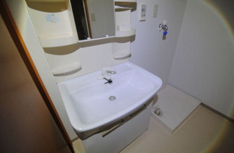 メゾン・アンティム【10,000円キャッシュバック対象物件】の洗面所|明るい洗面所です