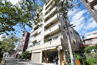 【外観】 | 青空によく映える建物です。手入れの行き届いた外壁やマンション正面エントランスなど、綺麗な姿をぜひ一度、現地にてご覧ください。～即日のご見学可能～　お問合せはお気軽にどうぞ。