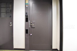 【その他共用部分】 | 皆様をお迎えする、お部屋の玄関ドア。開けやすさや開放角度、ドアノブの操作しやすさや鍵の形状などを、現地で一度ご確認ください。～即日のご見学可能～　お問合せはお気軽にどうぞ。