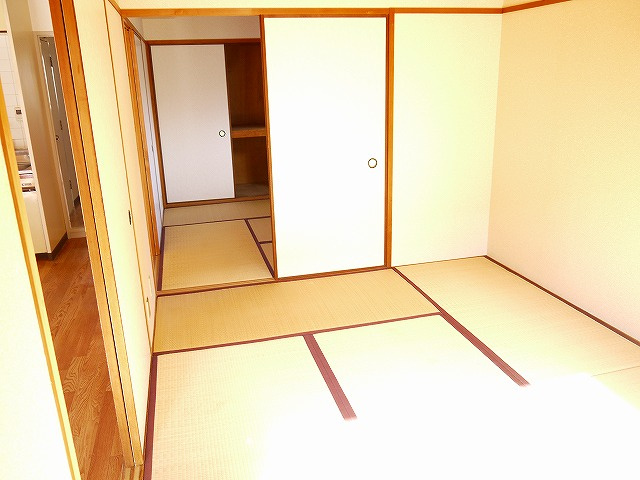 メゾン東生駒の和室