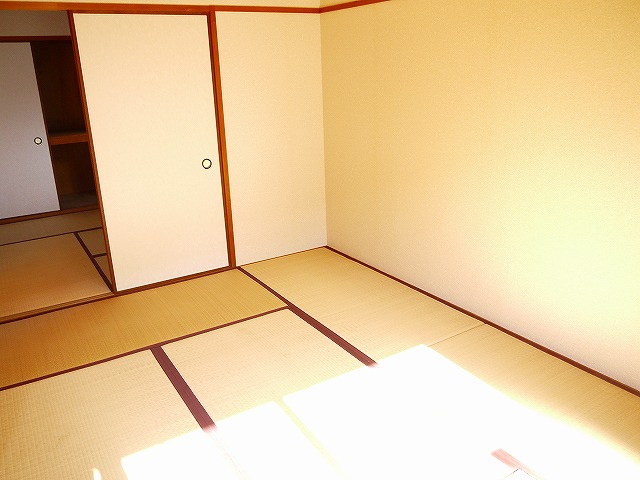 メゾン東生駒の和室