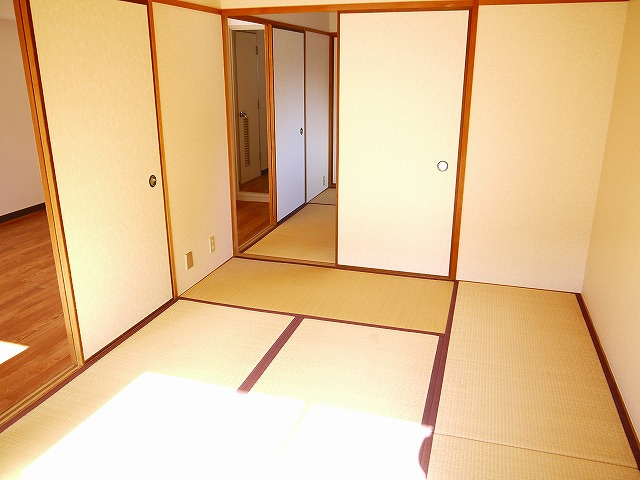 メゾン東生駒の和室