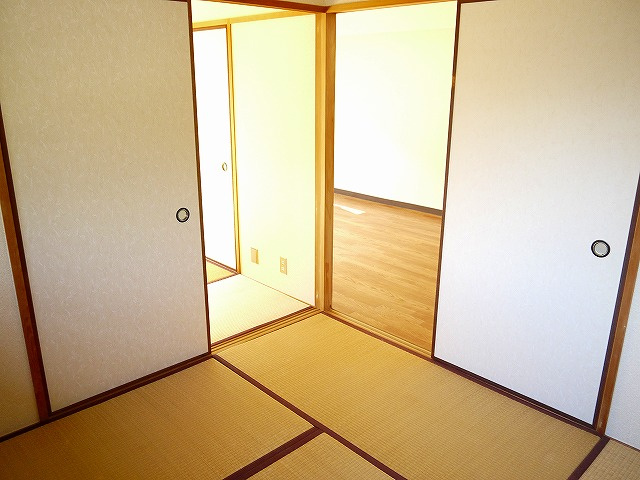 メゾン東生駒の和室