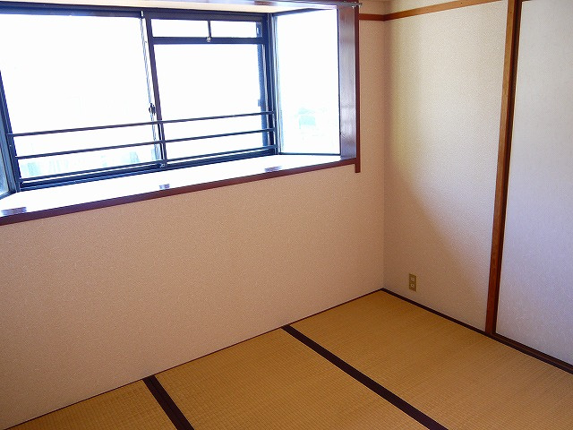 メゾン東生駒の和室
